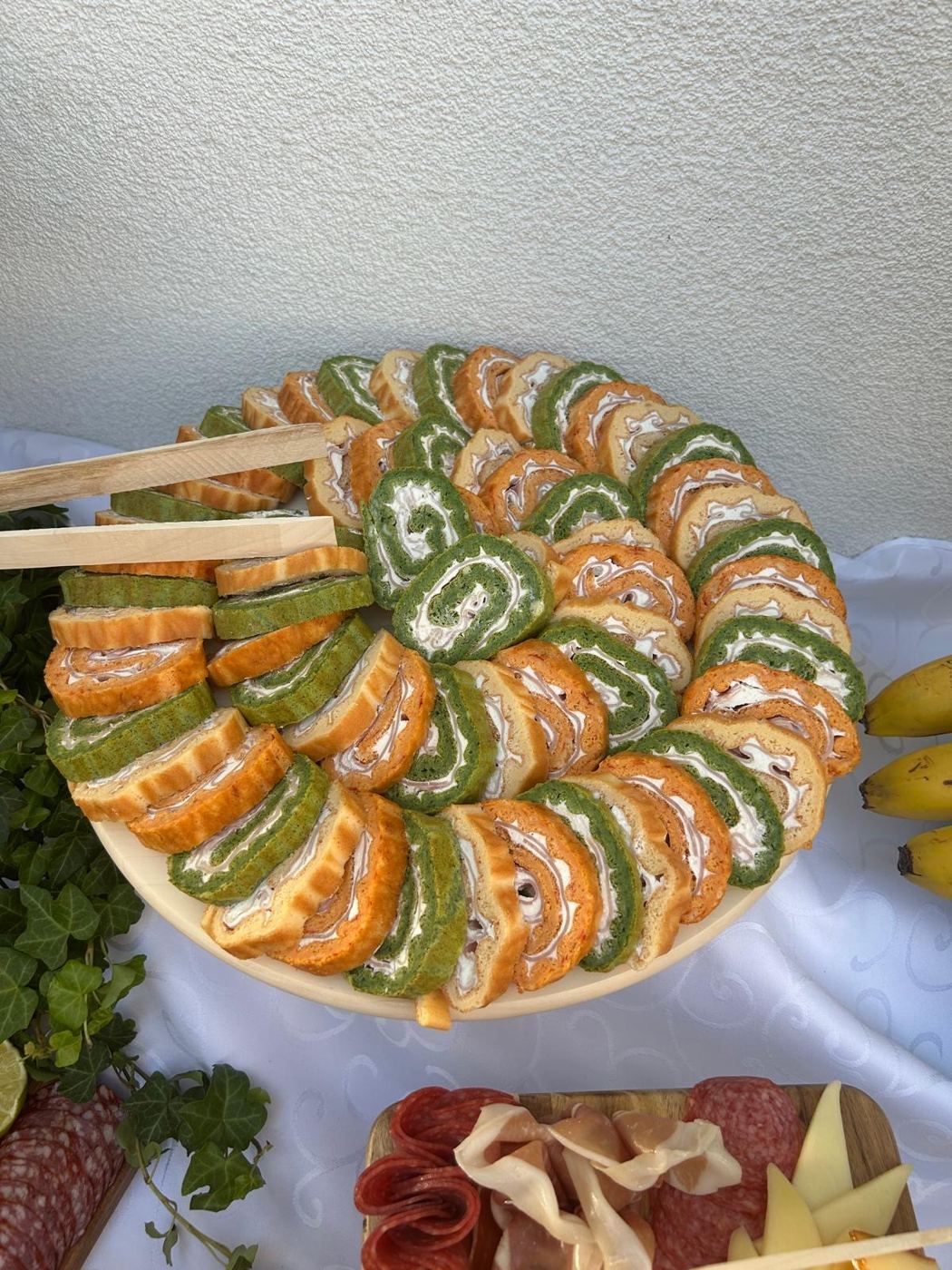 Tacna sa slanim rolatima pored daske sa grožđem